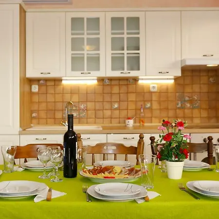 Дом отдыха Stonehouse With Swimming Pool Anita